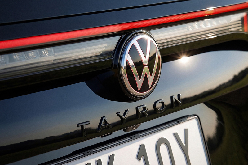 Detalbild av loggan bak på en svart VW Tayron