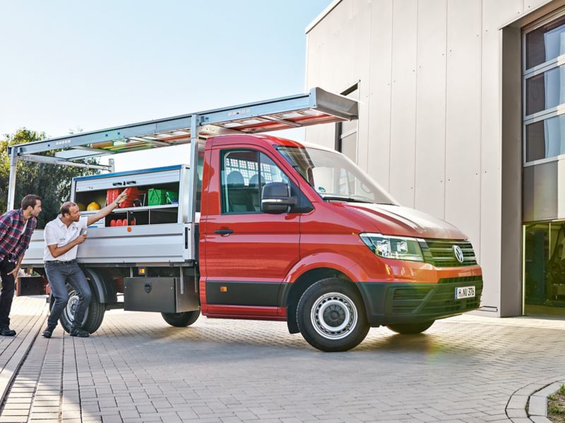Ein VW Crafter mit branchenspezifischem Aufbau wird an den Kunden übergeben.