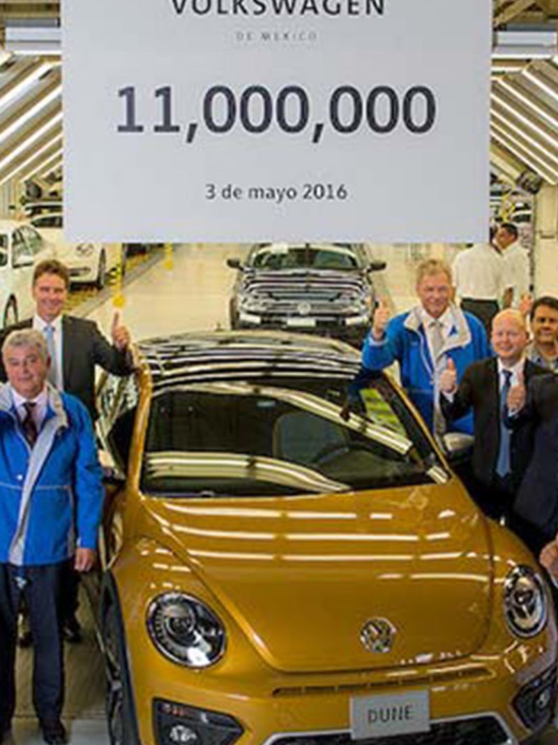 Equipo de Volkswagen México celebrando la producción de once millones de motores