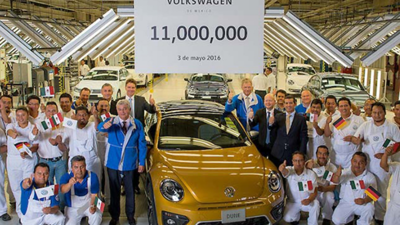 Equipo de Volkswagen México celebrando la producción de once millones de motores