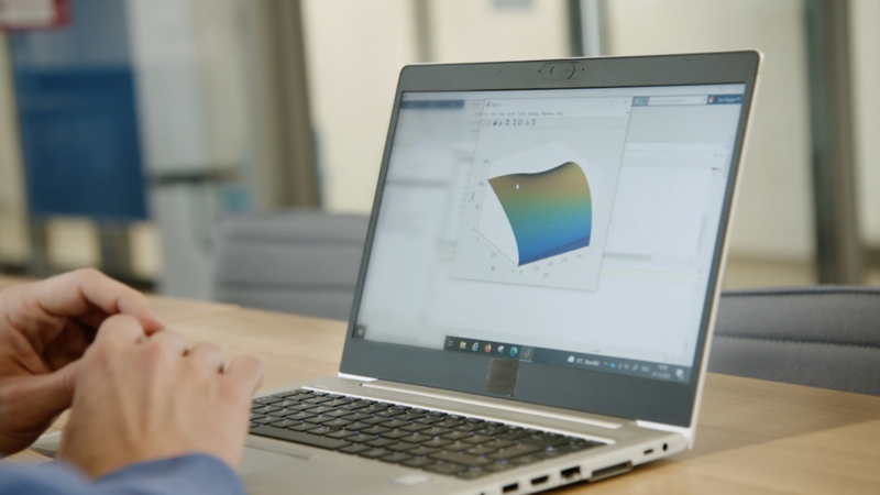 Laptop-Bildschirm zeigt die Arbeit der Hardwareentwicklung in der Leistungselektronik bei VW