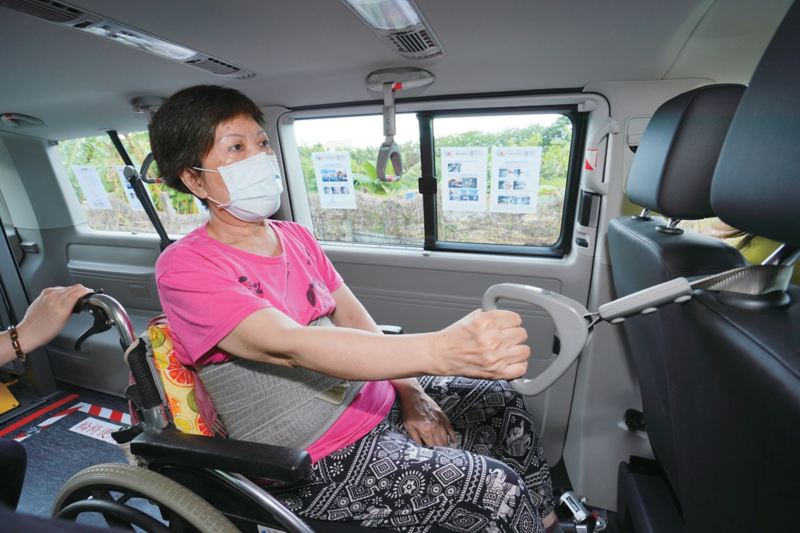 坐輪椅的女性乘客安穩舒適的坐在Caravelle IPC 車內
