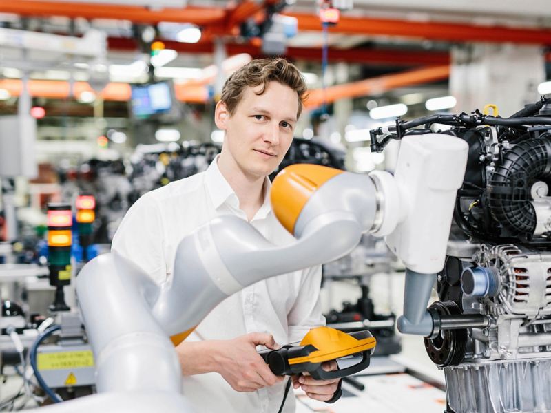Robotik-Experte bei Volkswagen bei der Arbeit