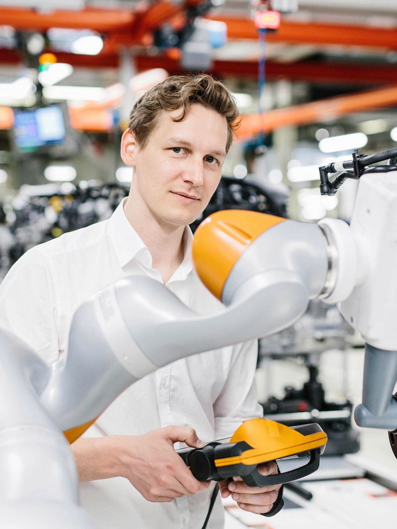 Robotik-Experte bei Volkswagen bei der Arbeit
