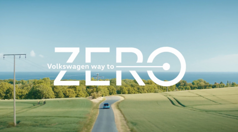 Een ID.3 rijdt door een weids landschap, het Volkswagen Way to Zero logo staat in het midden