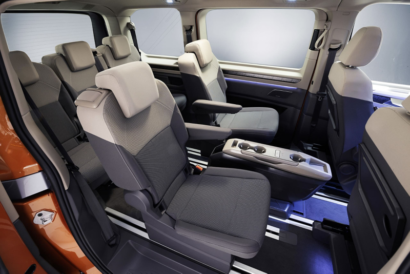 Wnętrze Volkswagena Multivana w części pasażerskiej.