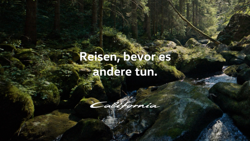 Weißer, handschriftlicher Schriftzug "California" in kursiver Schrift unter der Überschrift "Reisen, bevor es andere tun." Im Hintergrund ist eine ruhige Waldlandschaft mit einem sanft fließenden Bach.