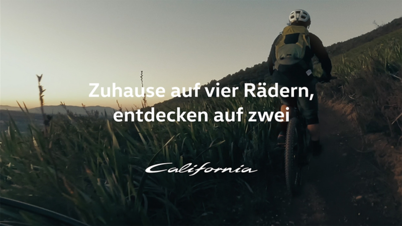 Momentaufnahme aus der Ich-Perspektive eines Radfahrers, der eine unbefestigte Offroad-Strecke entlangfährt.