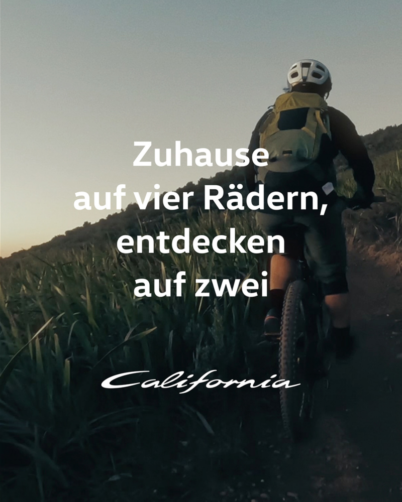 Momentaufnahme aus der Ich-Perspektive eines Radfahrers, der eine unbefestigte Offroad-Strecke entlangfährt.