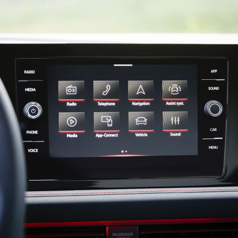 Gros plan sur l'écran tactile de la Volkswagen Jetta GLI 2025, mettant en valeur les fonctions CarPlayMD et Android AutoMC sans fil disponibles.