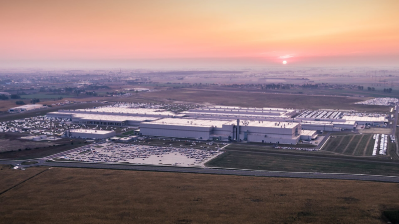 Vista panoramica della sede di Września di Volkswagen, che funziona interamente ad energia sostenibile, dove è iniziata la produzione degli e-Crafter. 