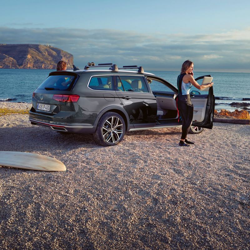 Passat Alltrack sur un parking de plage