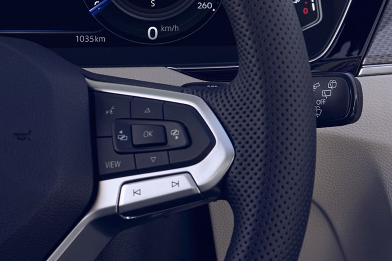 Vue en détail du volant multifonctions de la VW Passat avec bouton de commande vocale