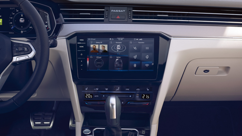 Ansicht des Infotainment-Systems in der Mittelkonsole eines Volkswagen.