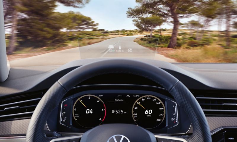 Blick aus VW Passat Alltrack auf das Lenkrad und das optionale Digital Cockpit Pro, optionales Head-up-Display an der Windschutzscheibe.