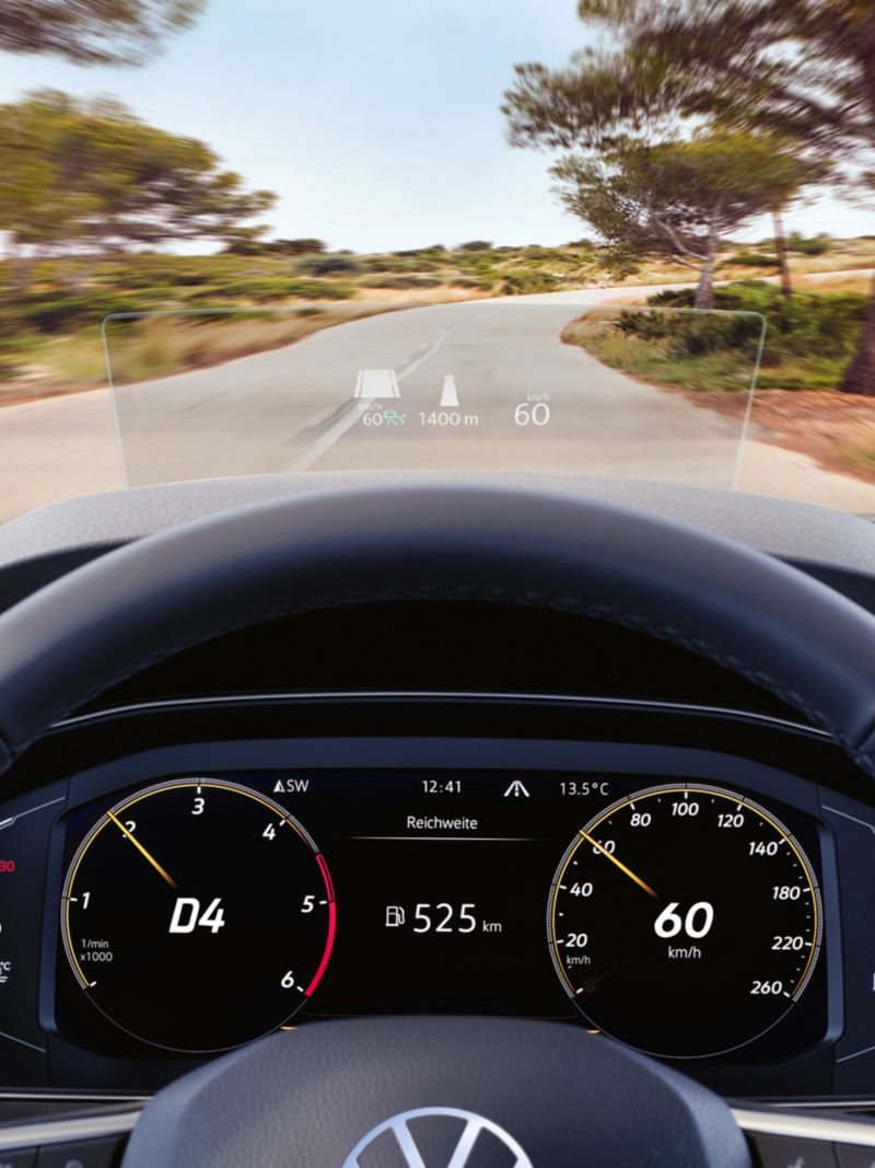 Blick aus VW Passat Alltrack auf das Lenkrad und das optionale Digital Cockpit Pro, optionales Head-up-Display an der Windschutzscheibe.
