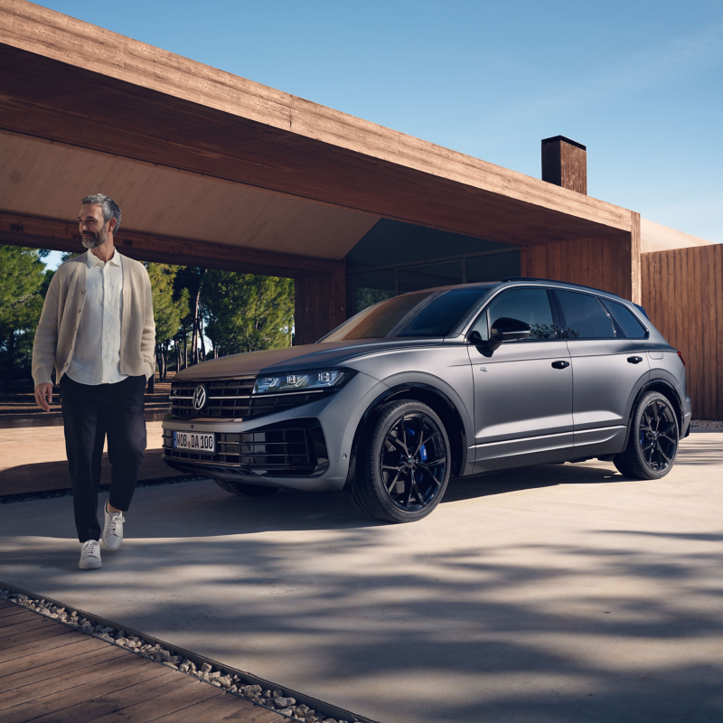 Touareg R eHybrid stationné devant une maison.
