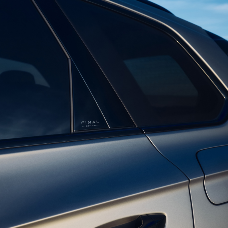 Detailaufnahme Verkleidung C-Säule eines VW Touareg R, auf der „FINAL EDITION“-Schriftzug eingelasert ist