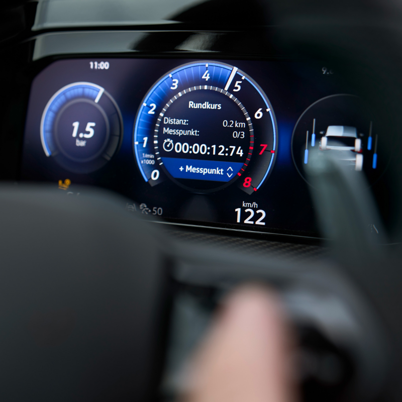 View of “Digital Cockpit Pro” with activated lap timer – R-Performance Package