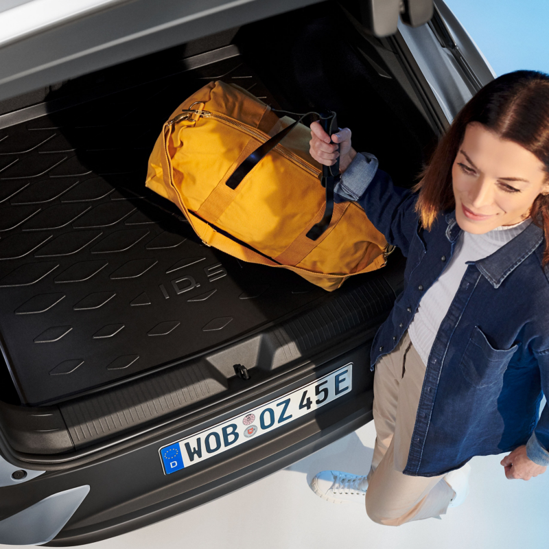 Car cleaning with shampoo and polish – VW care products for your vehicle