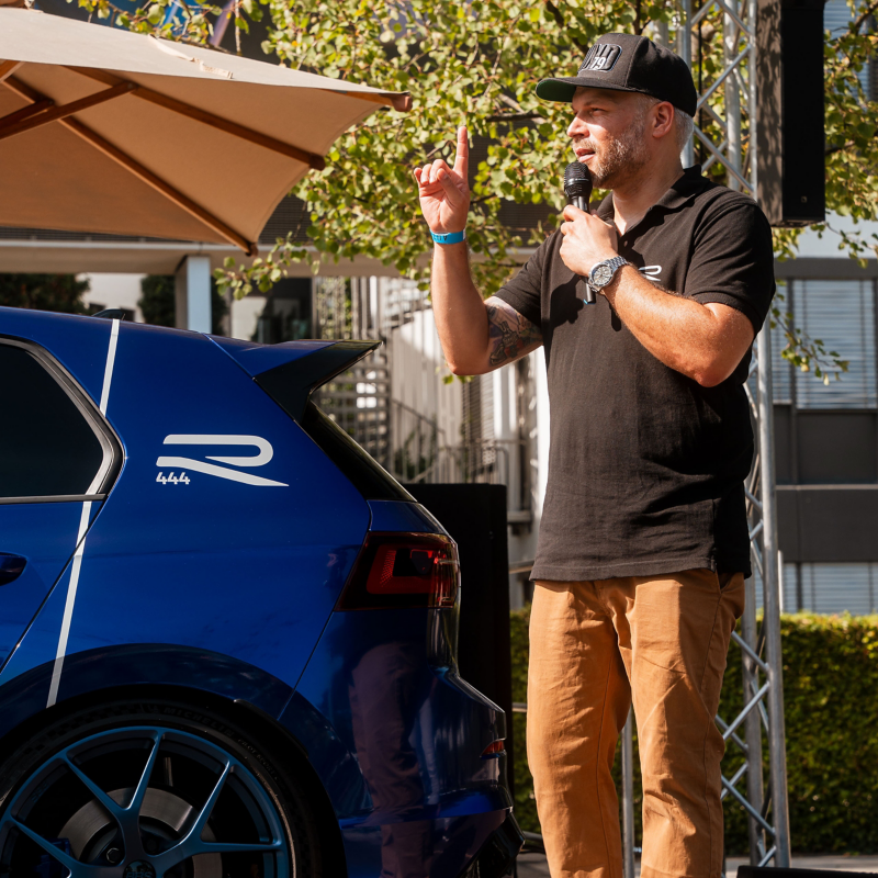 Star-Tuner und R-Markenbotschafter Sidney Hoffmann präsentiert den Golf R 444