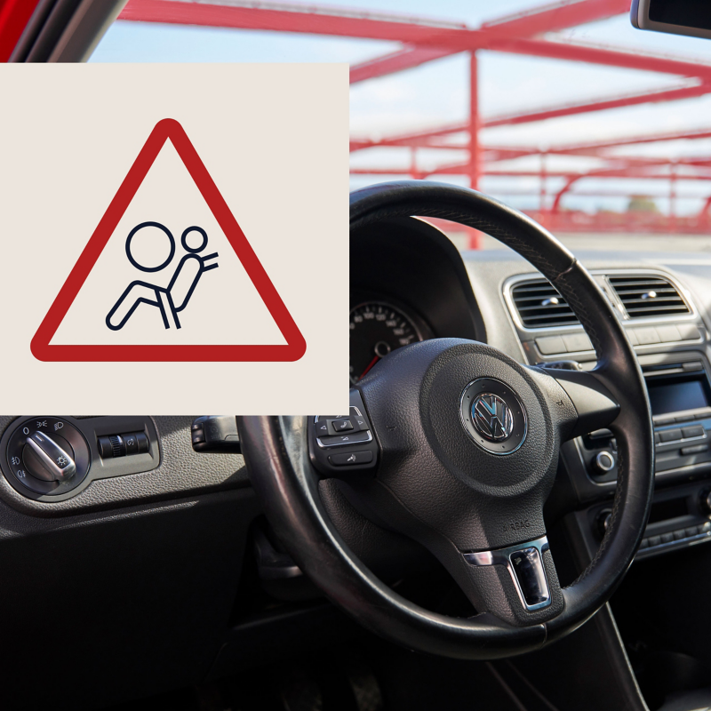 Symbole d’avertissement pour risque d’airbag devant le volant dans un véhicule VW