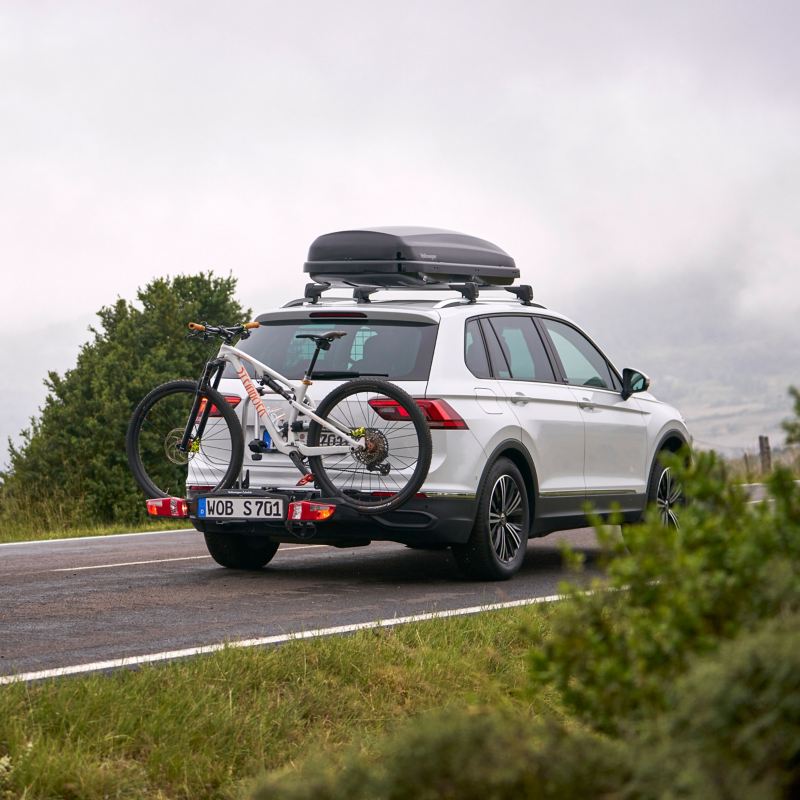 Ένα VW Tiguan με αξεσουάρ VW σε ένα ταξίδι στη φύση