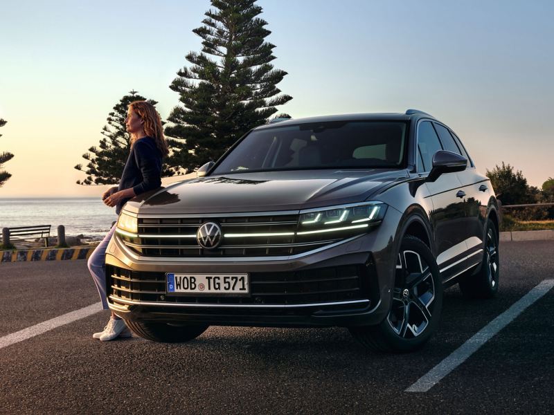 Ένα VW Touareg στον δρόμο με γνήσια αξεσουάρ VW