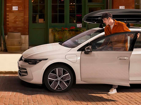 Ripresa di un ragazzo salire al'interno di un veicolo Volkswagen.