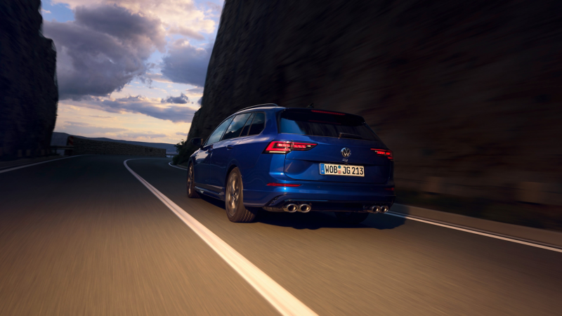 Vista posteriore della Volkswagen Golf R Variant che avanza in strada