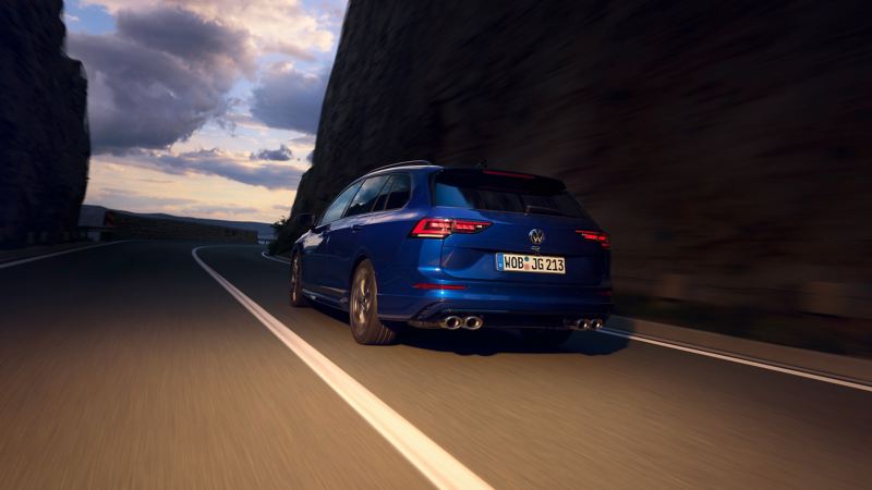 Vue de l’arrière d’une VW Golf R Variant circulant sur une route