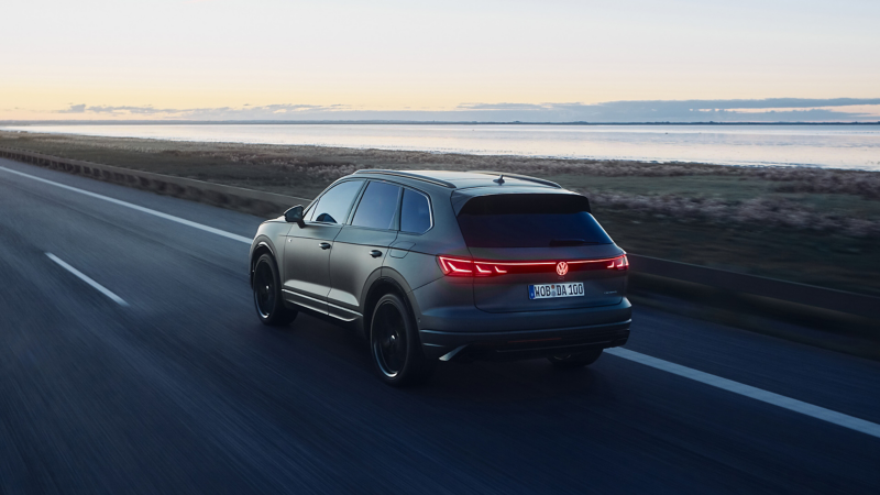 VW Touareg R FINAL EDITION unterwegs auf einer Landstraße, rechts das Meer