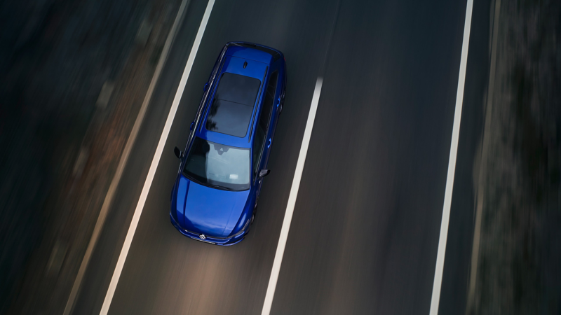 Vista dall’alto della Volkswagen Golf R Variant in marcia su strada