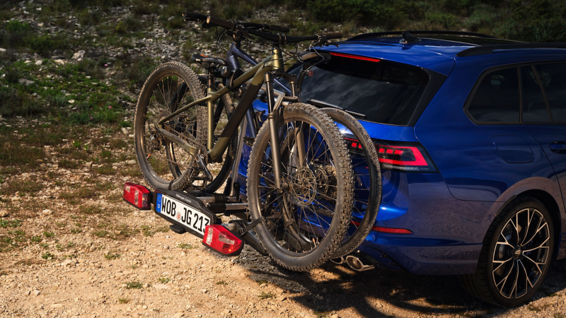 Volkswagen Golf R Variant equipaggiata con portabiciclette di Accessori Volkswagen in cui sono montate due biciclette