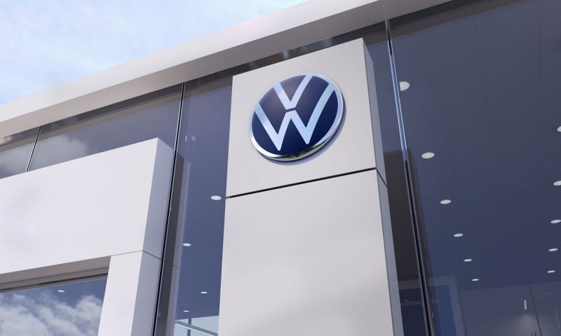 Das Volkswagen Logo bei einem Volkswagen Händler