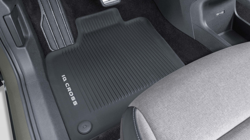 VW Zubehör Allwetterfußmatten für ID. Cross mit Modellschriftzug im Fußraum Fahrerseite