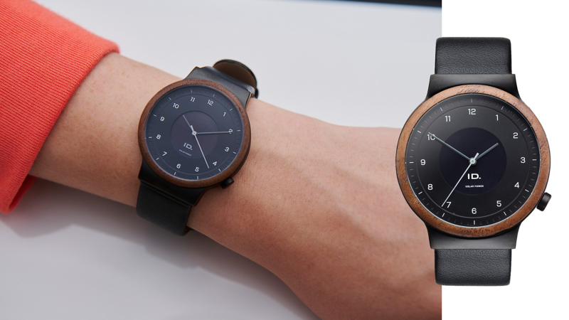 Armbanduhr in Schwarz aus der ID. Kollektion von Volkswagen Zubehör an Handgelenk