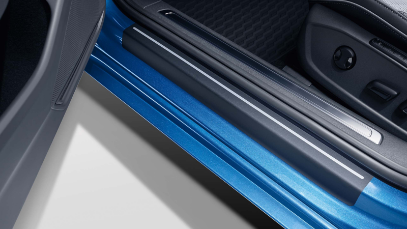Schutzfolie für die Einstiegsleiste von VW Zubehör an einem blauen VW Arten Modell