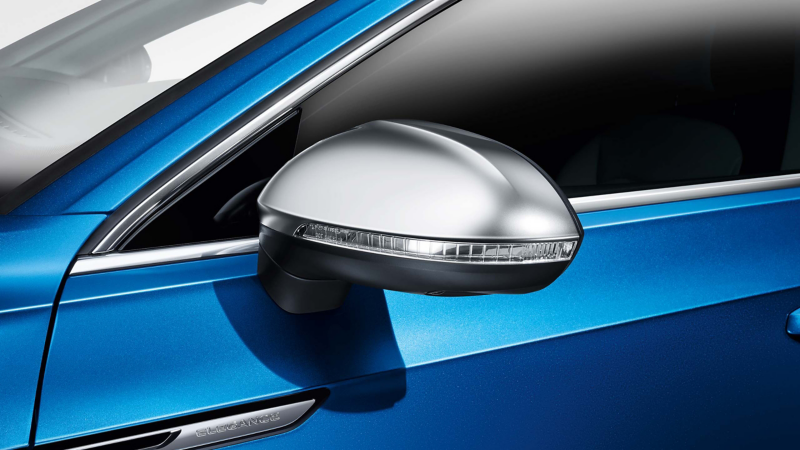 Coque de rétroviseur extérieur issue des Accessoires VW sur un modèle VW Arteon bleu
