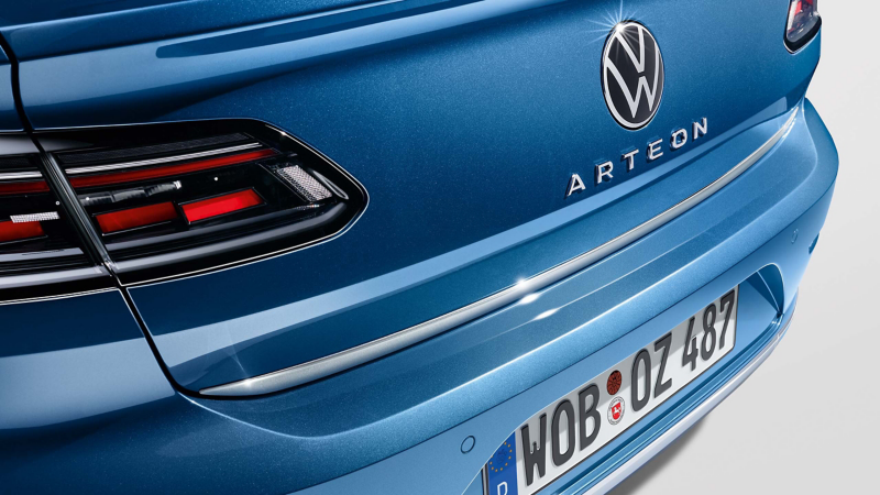 VW Zubehör Schutzleiste für die Heckklappe an einem blauen VW Arteon Modell