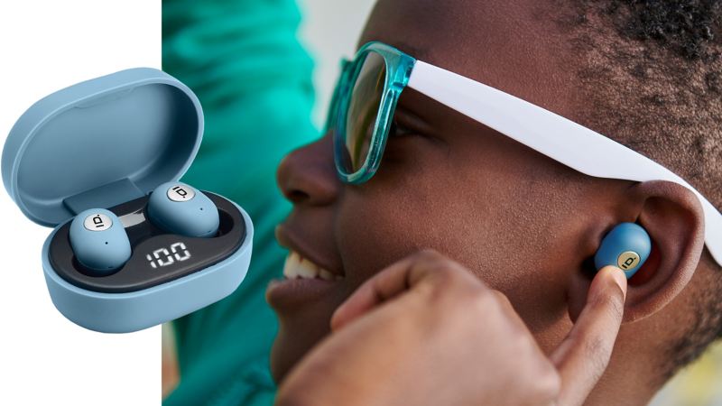 Ein Kind mit Sonnenbrille hört Musik mit den Bluetooth®-Kopfhörern aus der ID. Kollektion von Volkswagen Zubehör