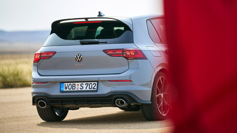 VW Golf GTI mit leuchtenden Bremslichtern – Leuchten am Auto