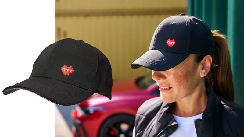 Frau trägt VW GTI Cap mit Herzlogo – VW Lifestyle