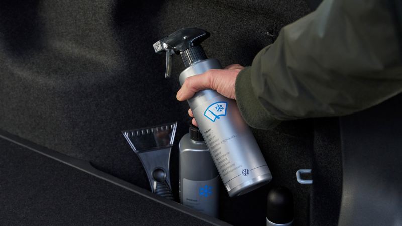 Pflegeprodukte von VW Zubehör für den Winter verstaut im Türfach, im Fokus Enteiser-Spray