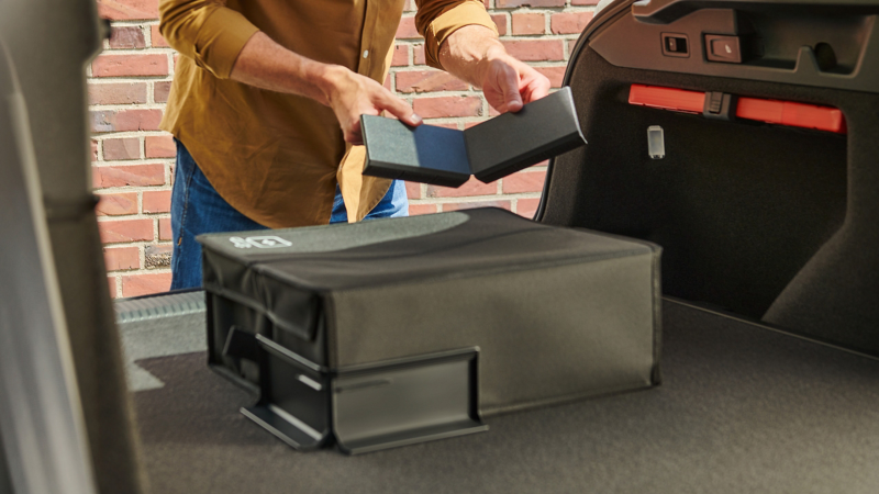 Box im Kofferraum wird mit Cargo Elementen fixiert