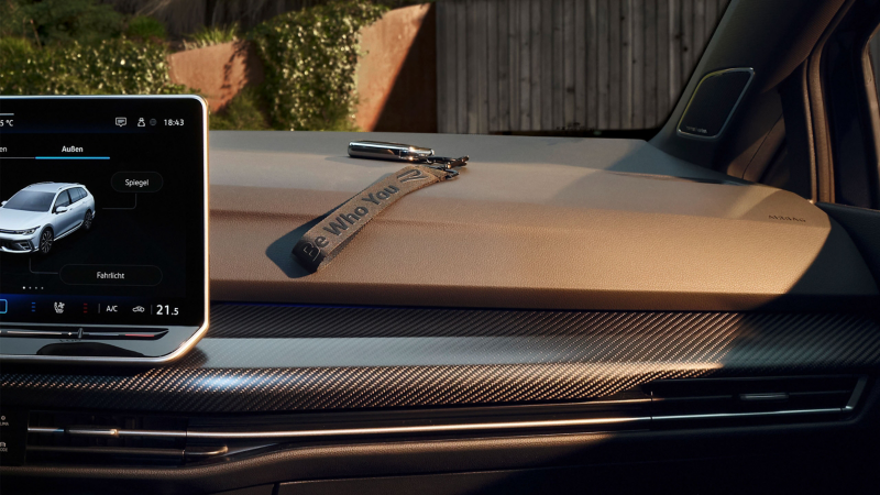 Dettaglio del cruscotto, del sistema di infotainment e della chiave dell’auto con il portachiavi di Accessori Volkswagen del pacchetto R Lifestyle