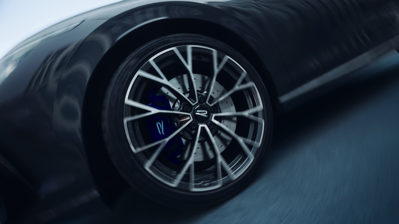 Detailaufnahme Rad eines VW R-Modells, Scheibenbremse sowie „R“-Logo an Nabenkappe und Bremssattel sind zu sehen