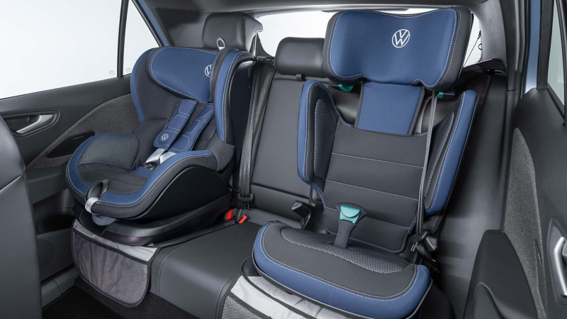 Zwei verschiedene Kindersitze von VW Zubehör auf der Rückbank eines VW ID.3 Neo