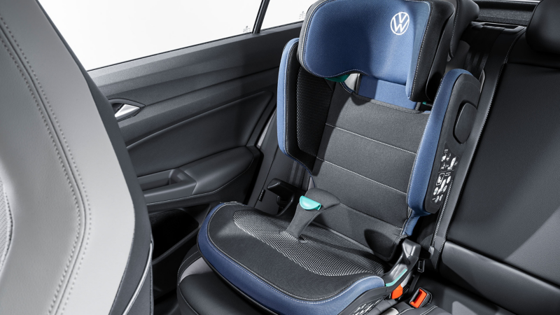Volkswagen bilbarnstol i svart och blått.