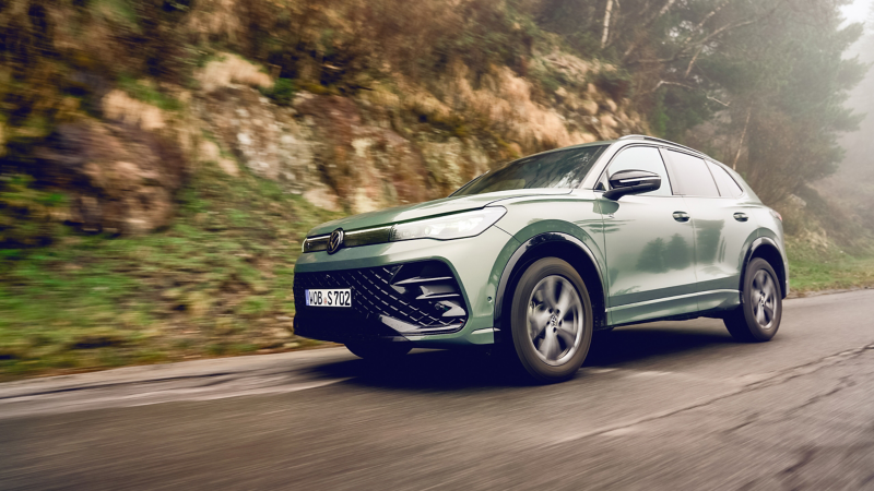 VW Tiguan unterwegs auf einer bergigen Landstraße